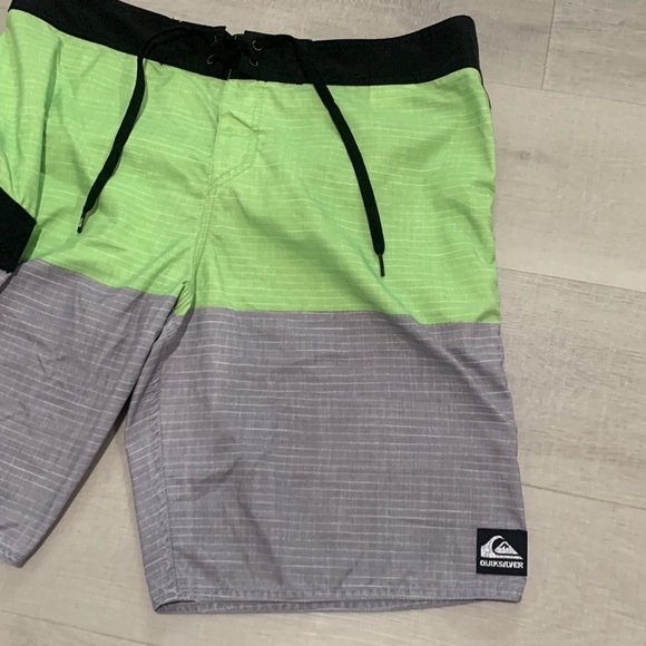 QUIKSILVER Board Shorts Bathing Suite Size 34 Grey Green - Picture 2 of 8